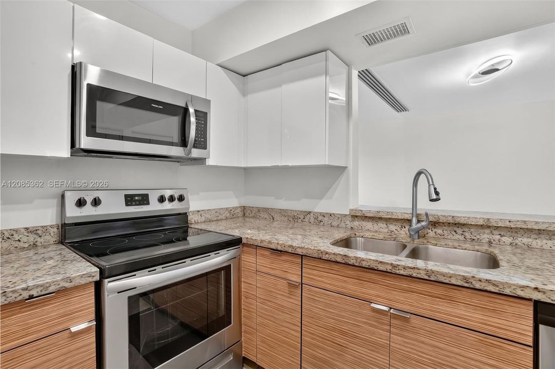 En Venta: $345,000 (2 camas, 2 baños, 1067 Pies cuadrados)