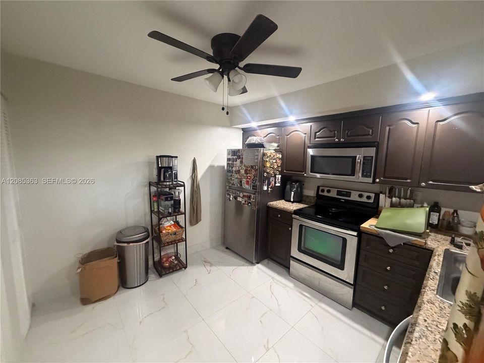 For Rent: $2,200 (1 beds, 1 baths, 980 Square Feet)