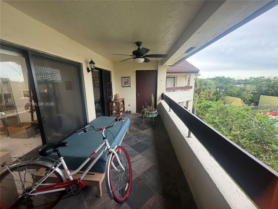 For Rent: $2,200 (1 beds, 1 baths, 980 Square Feet)