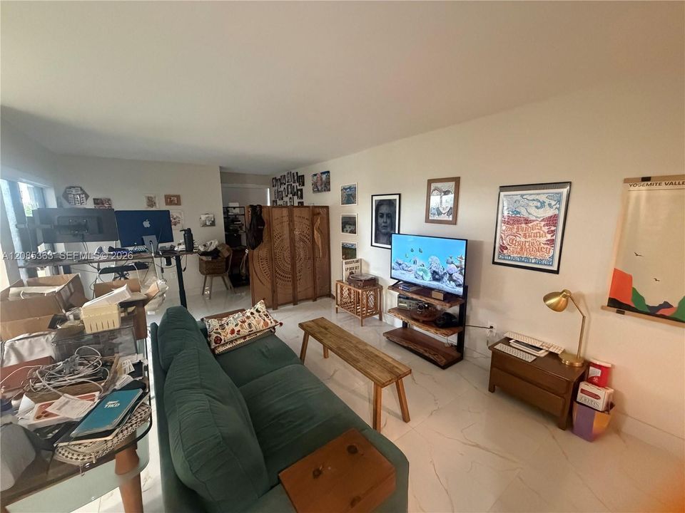 For Rent: $2,200 (1 beds, 1 baths, 980 Square Feet)