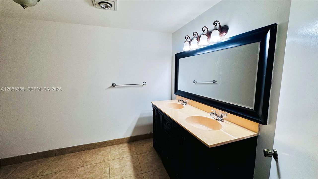 En Venta: $232,260 (2 camas, 2 baños, 1400 Pies cuadrados)
