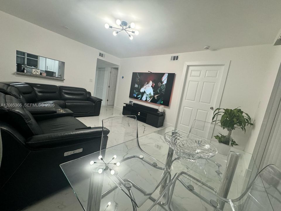 For Rent: $2,400 (2 beds, 2 baths, 912 Square Feet)