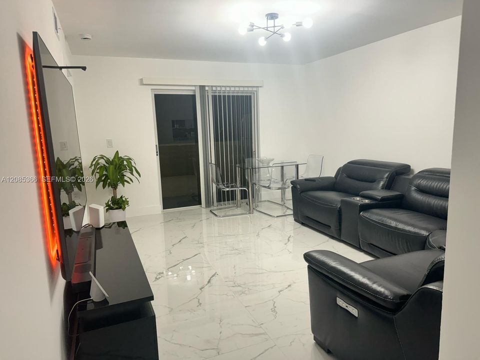 For Rent: $2,400 (2 beds, 2 baths, 912 Square Feet)