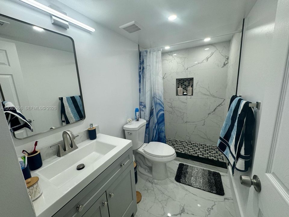 For Rent: $2,400 (2 beds, 2 baths, 912 Square Feet)