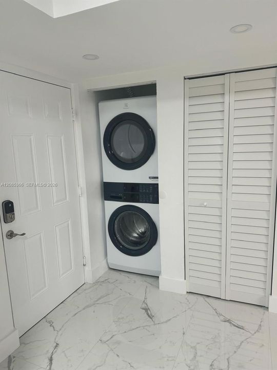 For Rent: $2,400 (2 beds, 2 baths, 912 Square Feet)