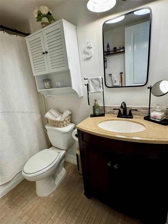 На продажу: $149,900 (2 спален, 2 ванн, 990 Квадратных фут)
