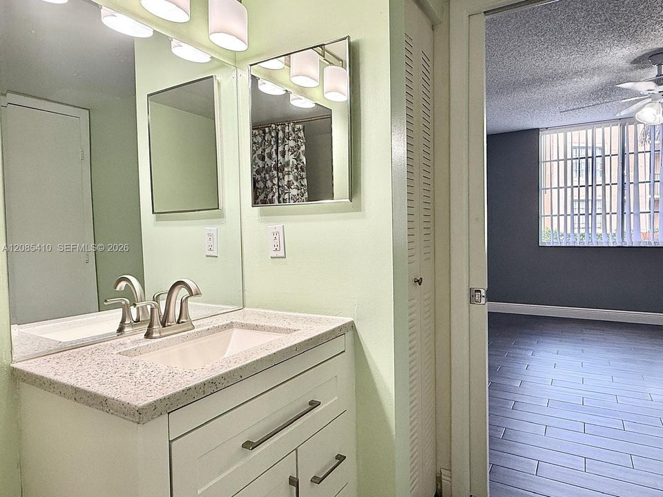 For Rent: $1,850 (1 beds, 1 baths, 688 Square Feet)