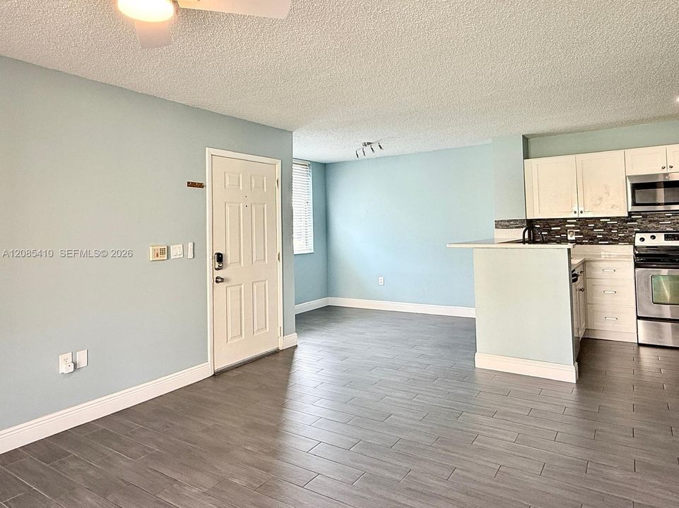 For Rent: $1,850 (1 beds, 1 baths, 688 Square Feet)