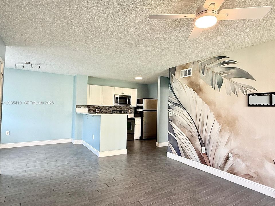 For Rent: $1,850 (1 beds, 1 baths, 688 Square Feet)