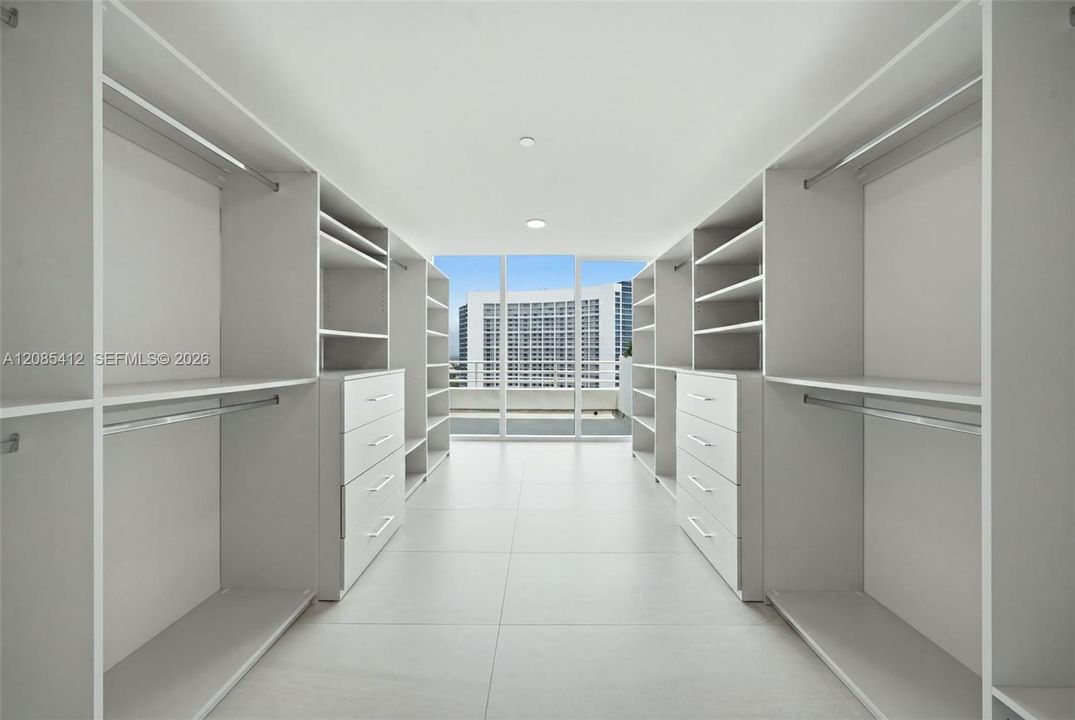 В аренду: $18,200 (4 спален, 4 ванн, 4270 Квадратных фут)