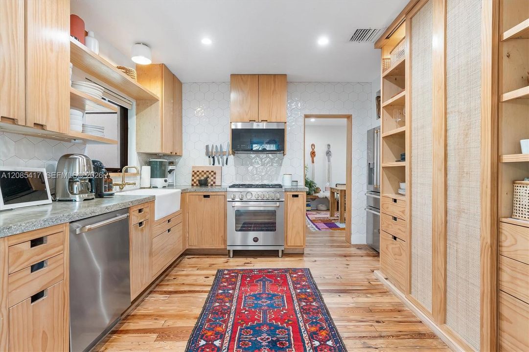 For Sale: $1,250,000 (2 beds, 2 baths, 1365 Square Feet)