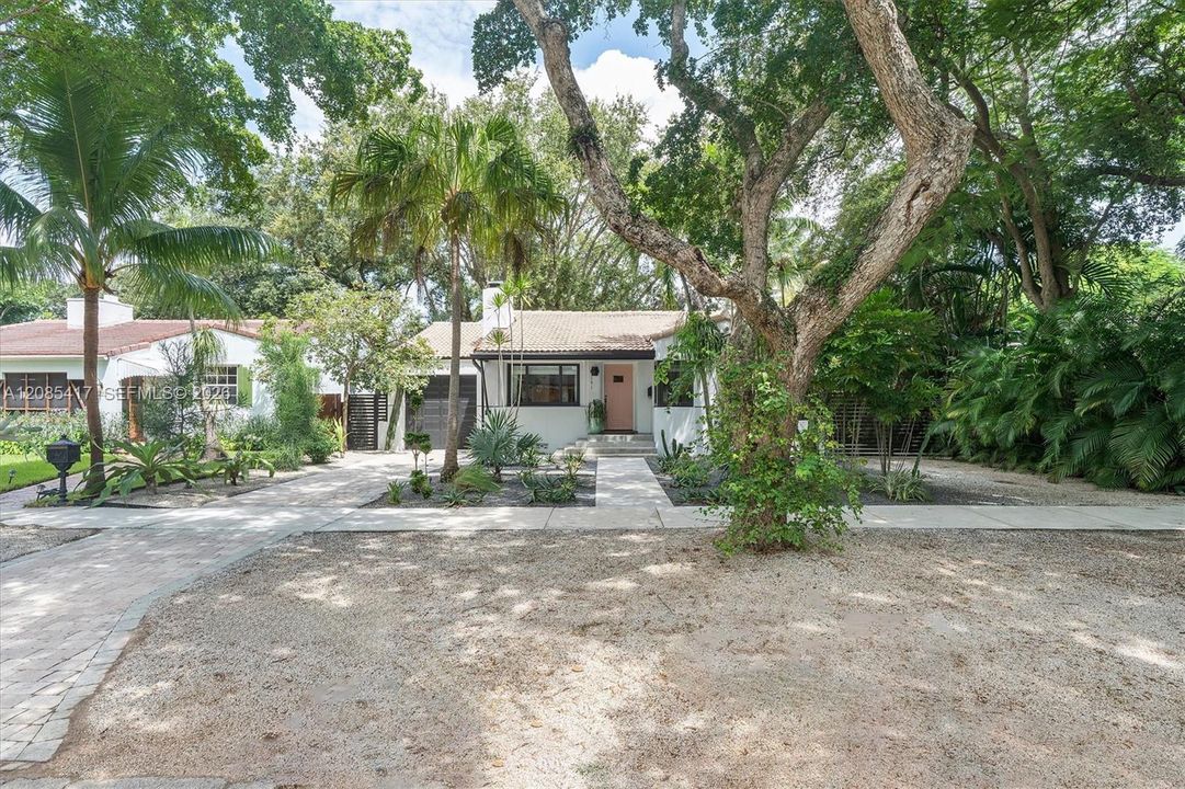 For Sale: $1,250,000 (2 beds, 2 baths, 1365 Square Feet)