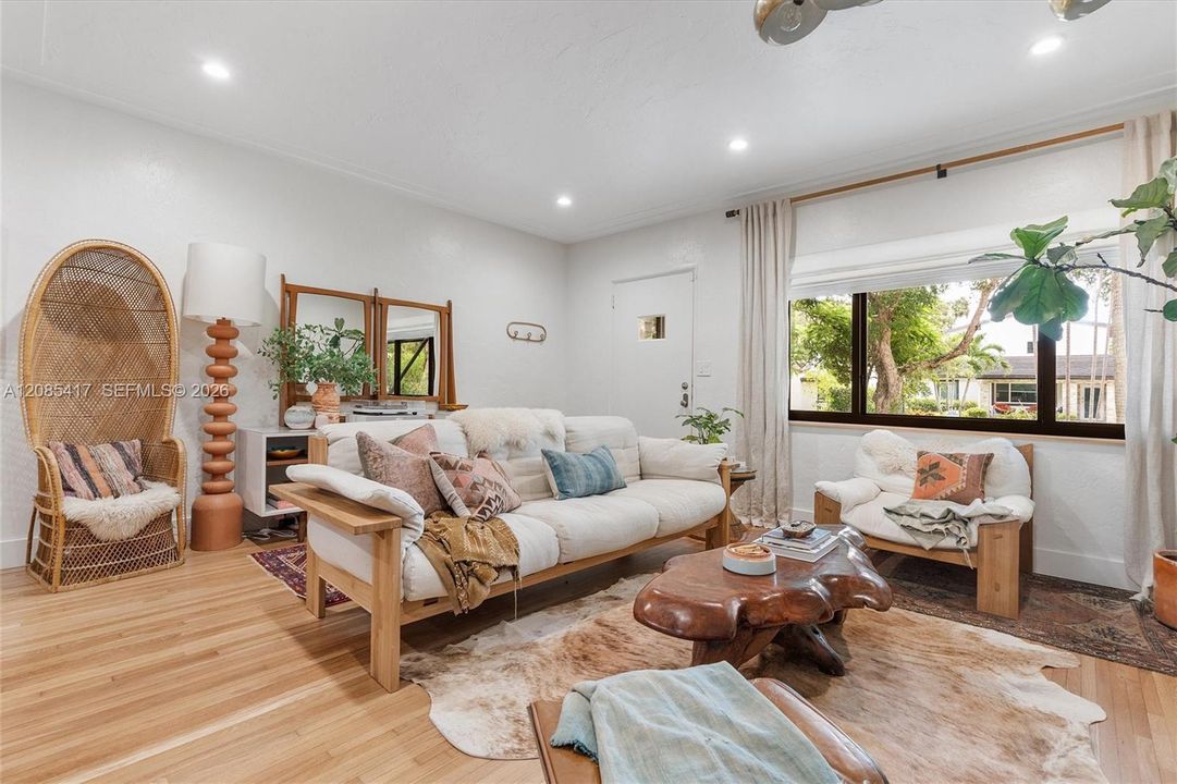 For Sale: $1,250,000 (2 beds, 2 baths, 1365 Square Feet)
