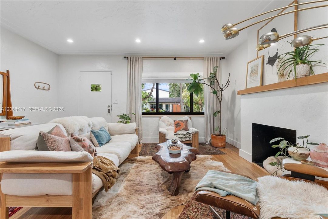 For Sale: $1,250,000 (2 beds, 2 baths, 1365 Square Feet)