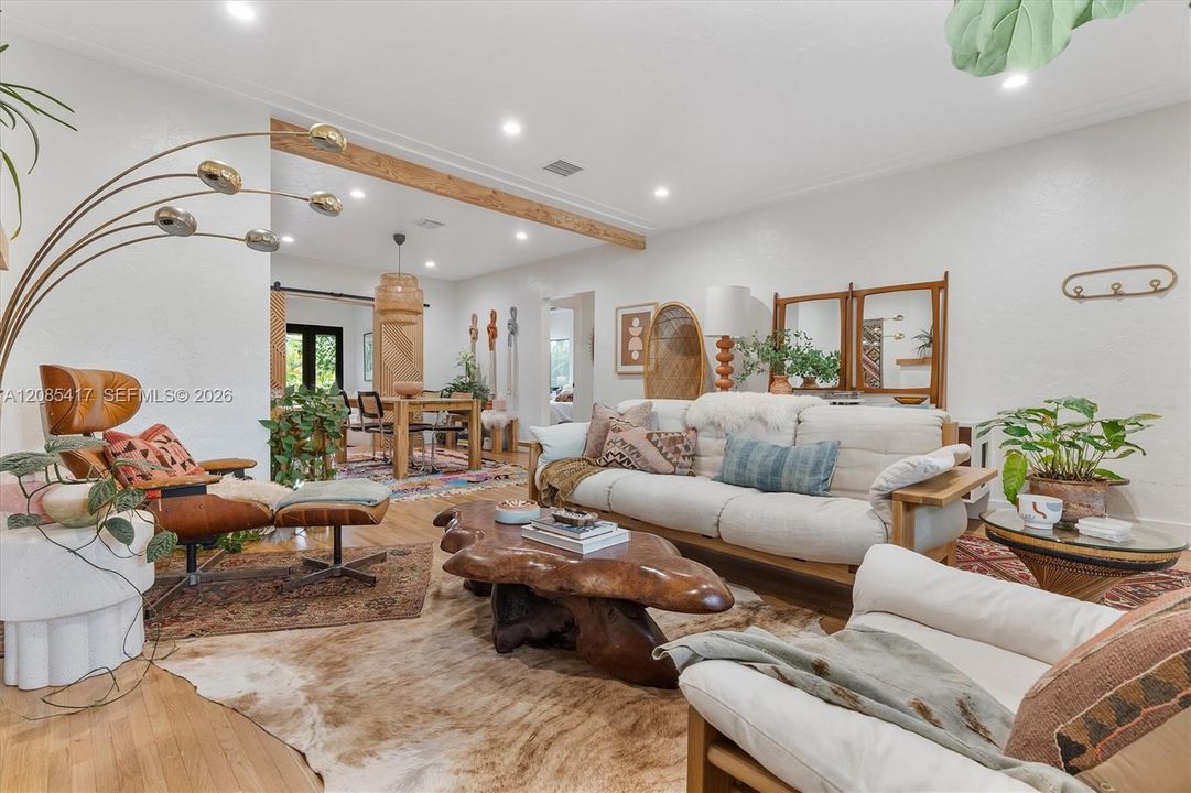For Sale: $1,250,000 (2 beds, 2 baths, 1365 Square Feet)