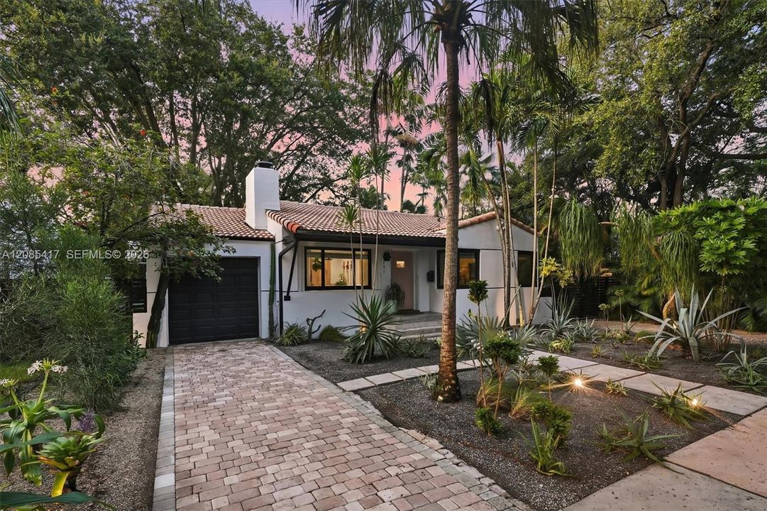 For Sale: $1,250,000 (2 beds, 2 baths, 1365 Square Feet)
