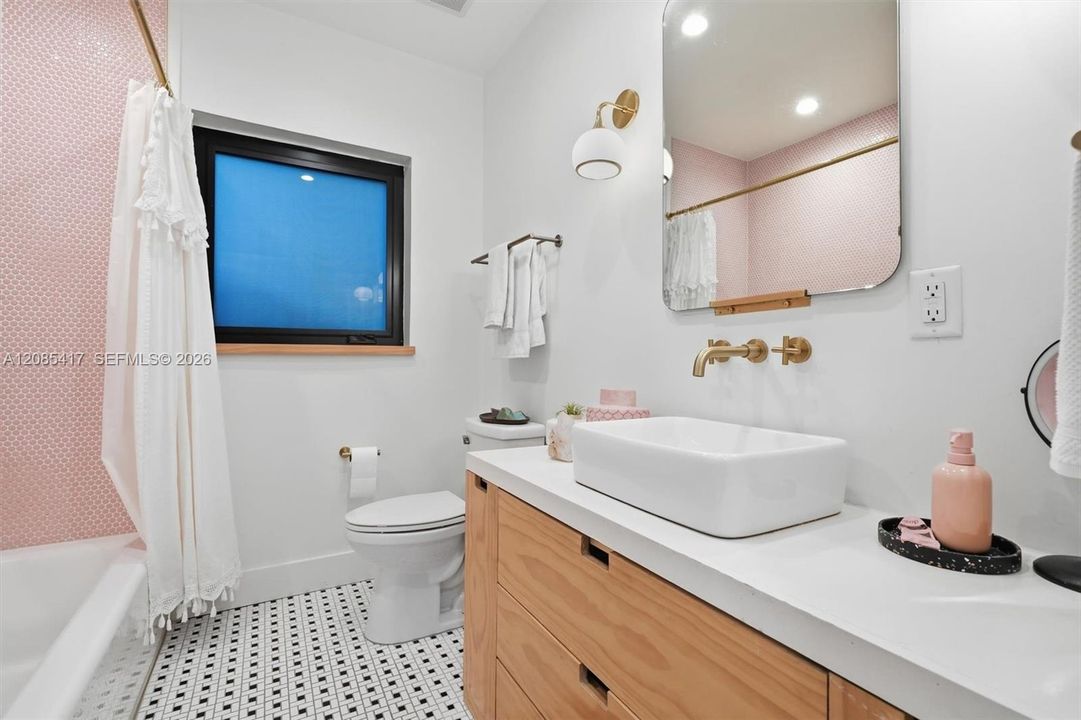 For Sale: $1,250,000 (2 beds, 2 baths, 1365 Square Feet)