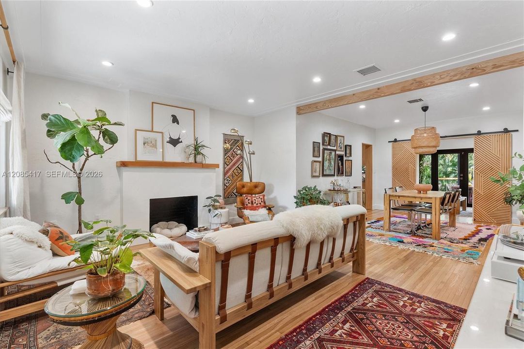 For Sale: $1,250,000 (2 beds, 2 baths, 1365 Square Feet)