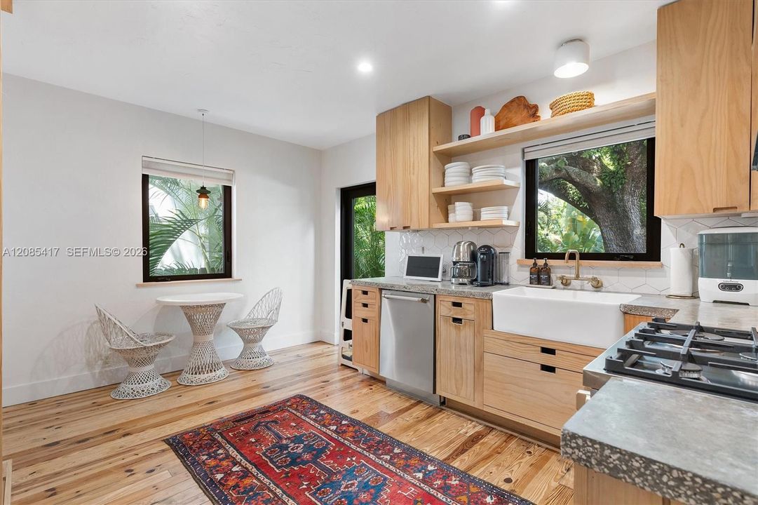 For Sale: $1,250,000 (2 beds, 2 baths, 1365 Square Feet)
