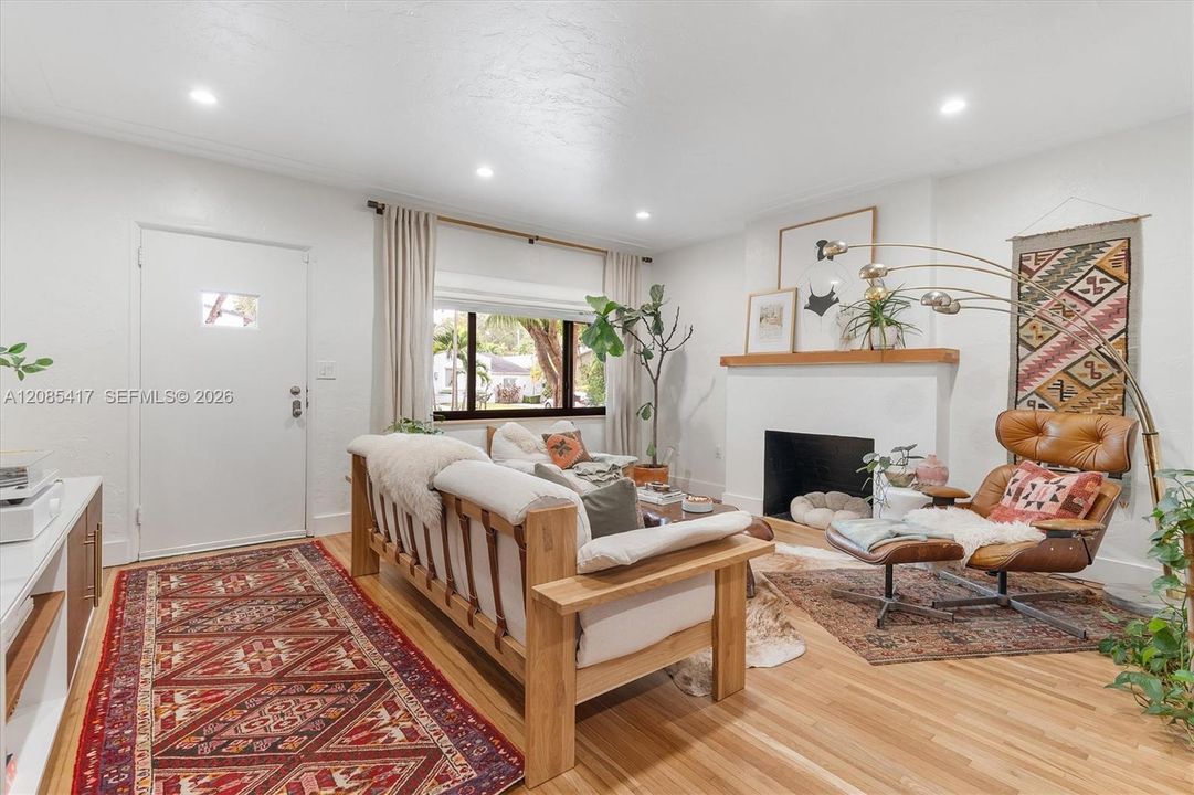 For Sale: $1,250,000 (2 beds, 2 baths, 1365 Square Feet)