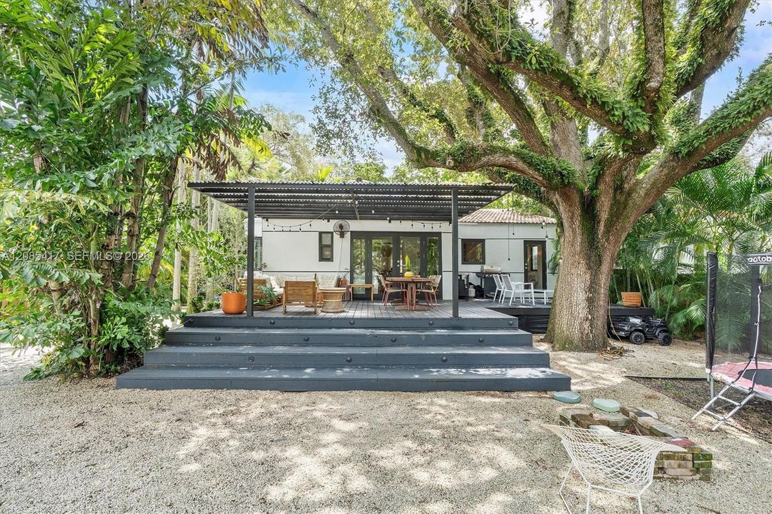 For Sale: $1,250,000 (2 beds, 2 baths, 1365 Square Feet)