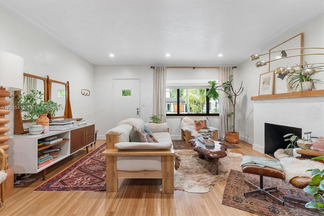 For Sale: $1,250,000 (2 beds, 2 baths, 1365 Square Feet)