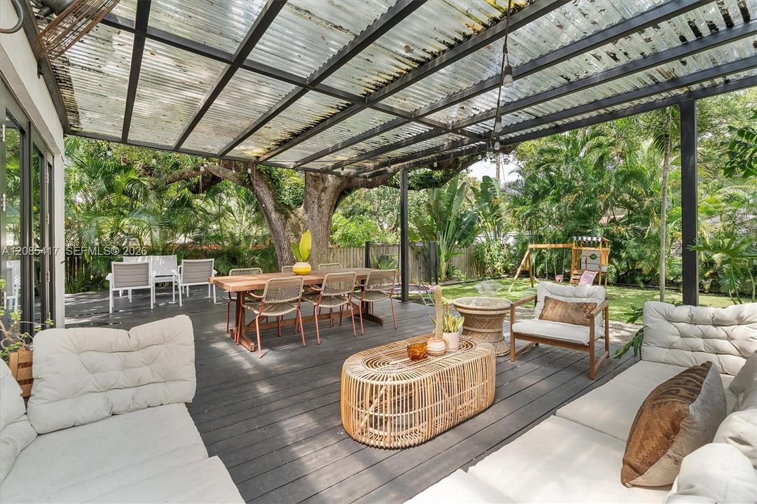 For Sale: $1,250,000 (2 beds, 2 baths, 1365 Square Feet)