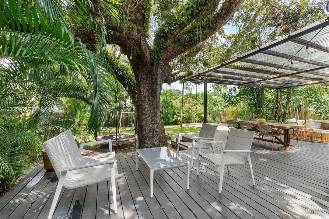 For Sale: $1,250,000 (2 beds, 2 baths, 1365 Square Feet)