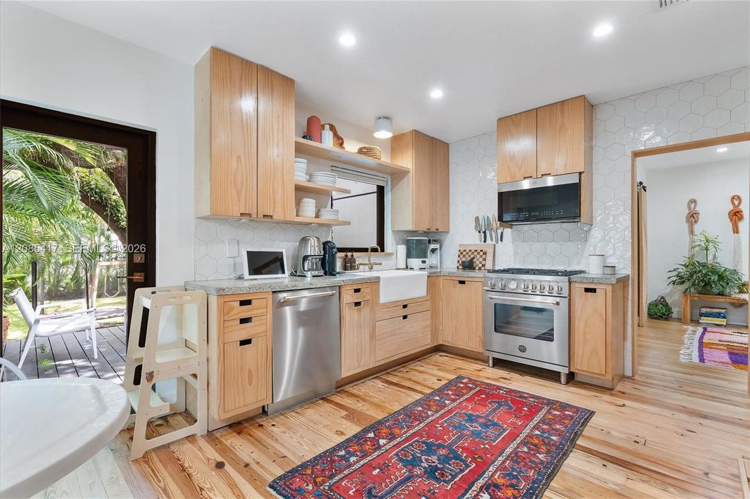 For Sale: $1,250,000 (2 beds, 2 baths, 1365 Square Feet)