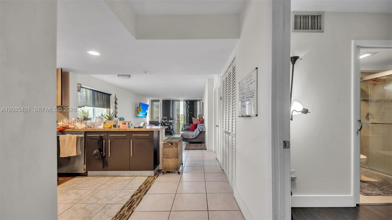 For Sale: $380,000 (2 beds, 2 baths, 1151 Square Feet)