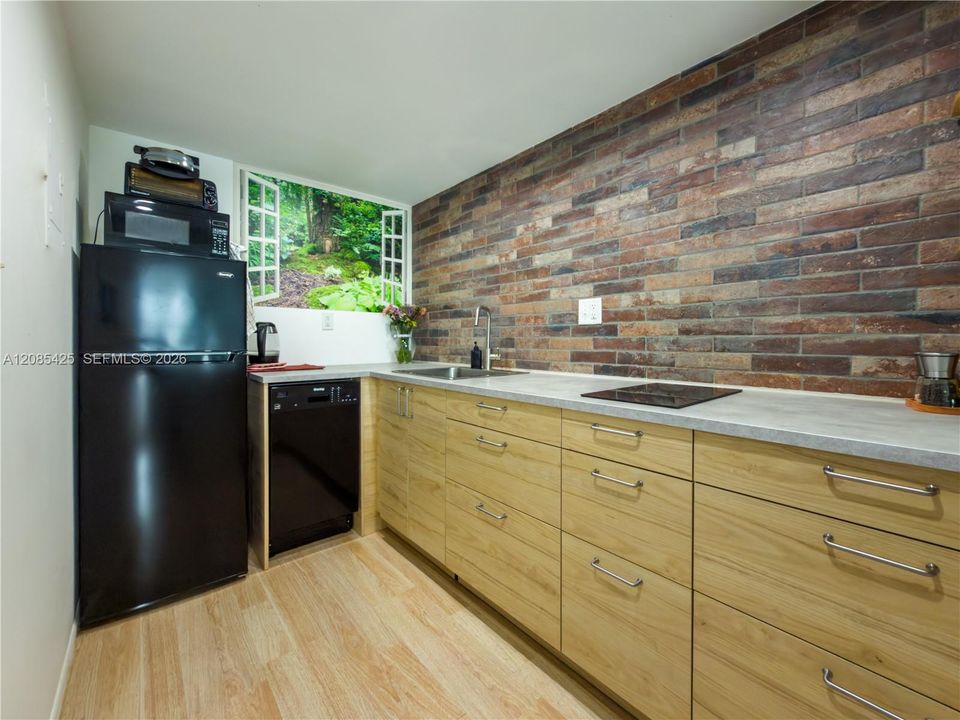 For Sale: $120,000 (0 beds, 1 baths, 612 Square Feet)