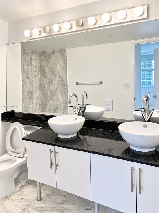 For Sale: $640,000 (2 beds, 2 baths, 1051 Square Feet)