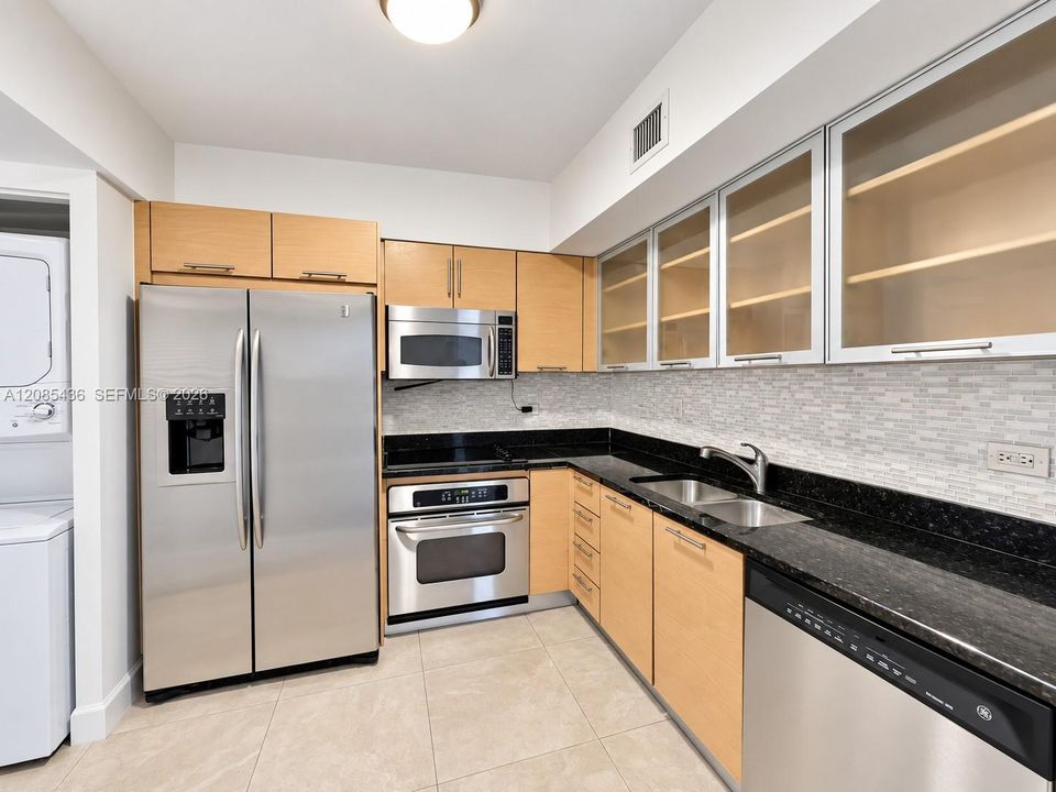 For Sale: $640,000 (2 beds, 2 baths, 1051 Square Feet)