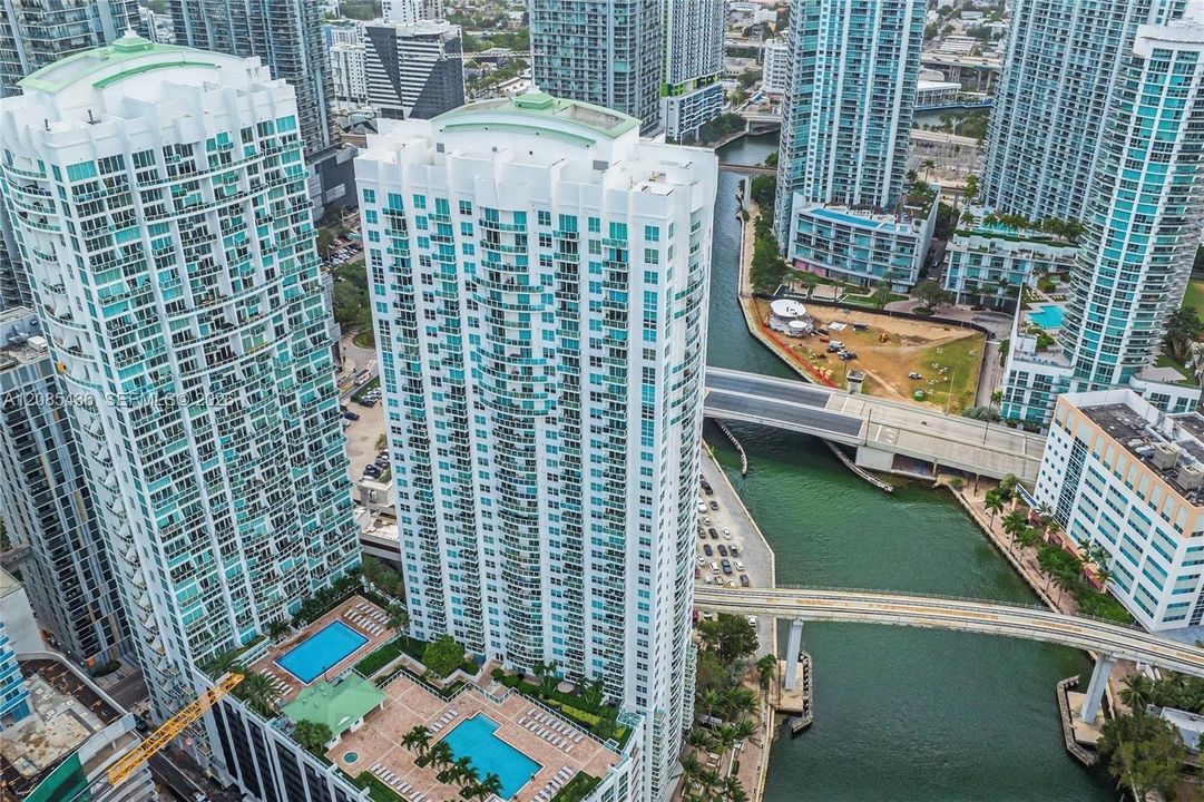For Sale: $640,000 (2 beds, 2 baths, 1051 Square Feet)