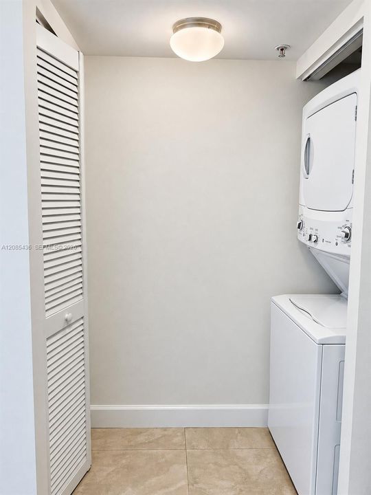 For Sale: $640,000 (2 beds, 2 baths, 1051 Square Feet)