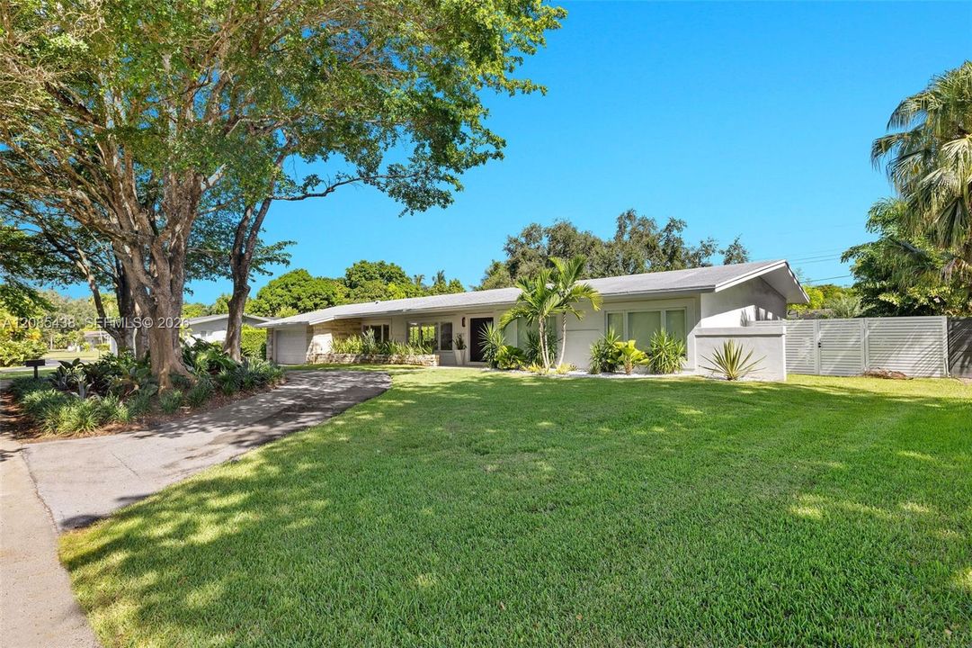 For Sale: $1,750,000 (3 beds, 2 baths, 1886 Square Feet)