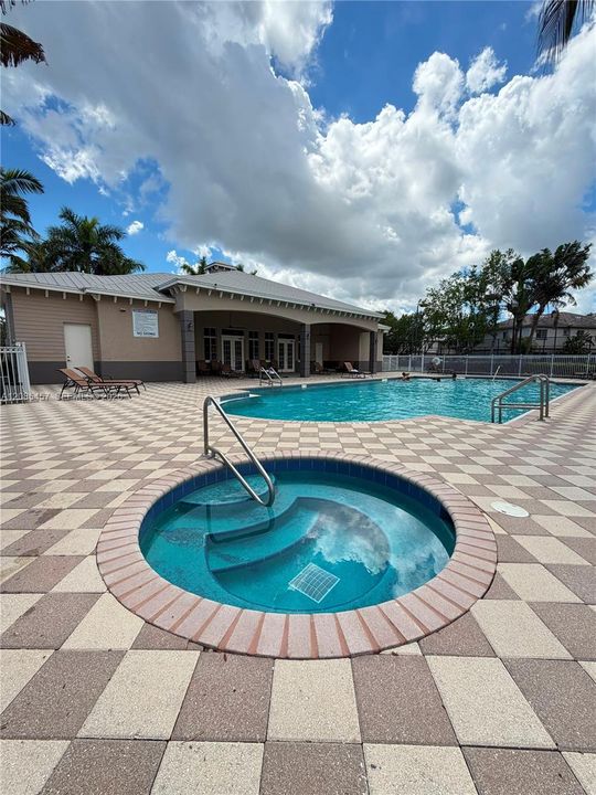 For Sale: $190,000 (2 beds, 2 baths, 837 Square Feet)