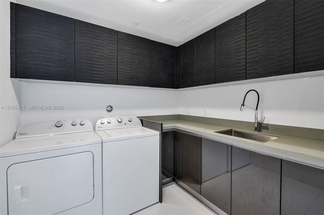 For Sale: $2,449,000 (4 beds, 4 baths, 1593 Square Feet)