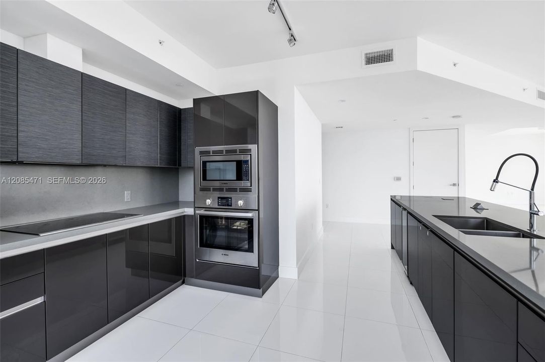 For Sale: $2,449,000 (4 beds, 4 baths, 1593 Square Feet)