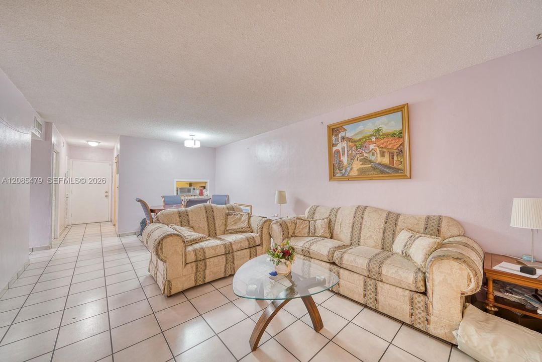 В аренду: $2,000 (2 спален, 2 ванн, 817 Квадратных фут)