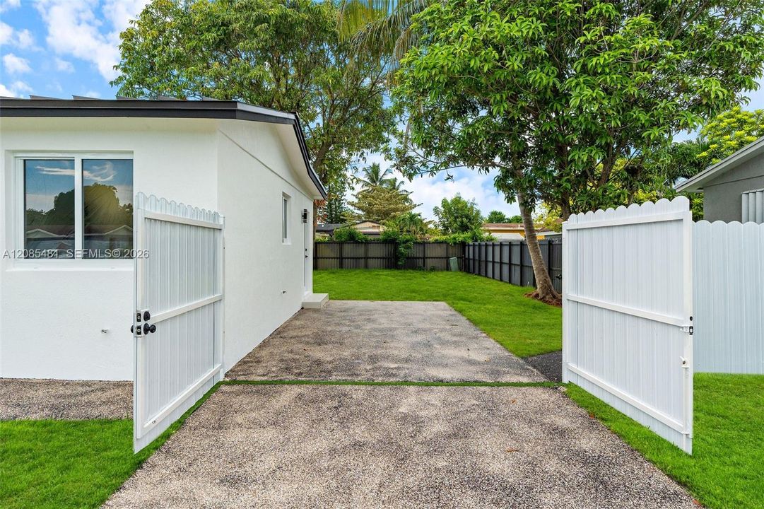 For Sale: $629,999 (3 beds, 2 baths, 1305 Square Feet)