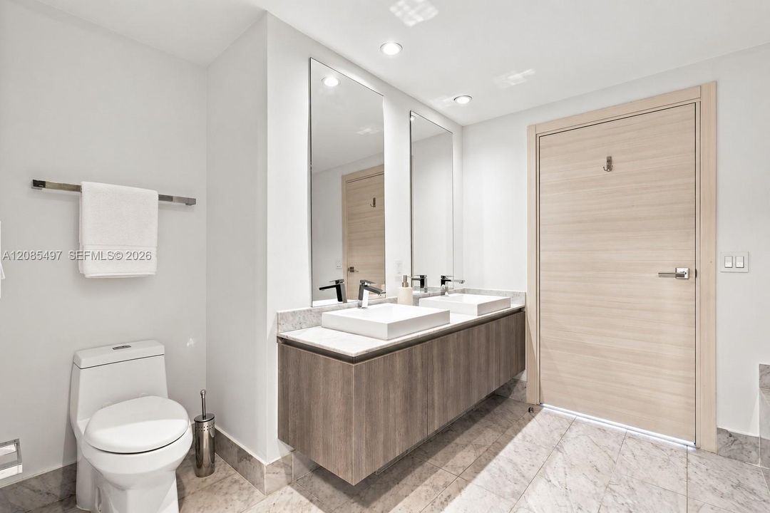 For Sale: $920,000 (2 beds, 2 baths, 1253 Square Feet)