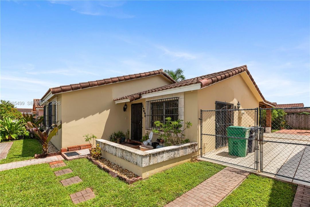 For Sale: $595,000 (3 beds, 2 baths, 1710 Square Feet)