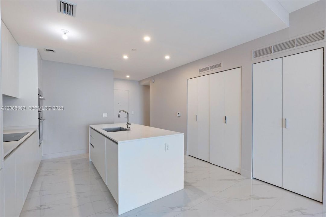 В аренду: $12,000 (2 спален, 3 ванн, 1306 Квадратных фут)