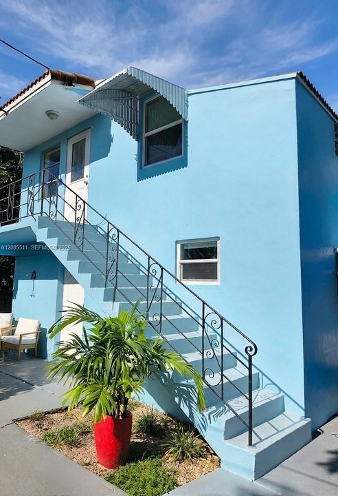 For Rent: $1,600 (2 beds, 1 baths, 893 Square Feet)