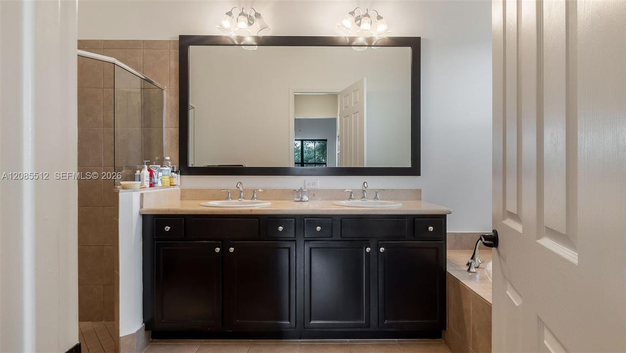 For Sale: $999,999 (3 beds, 3 baths, 2320 Square Feet)