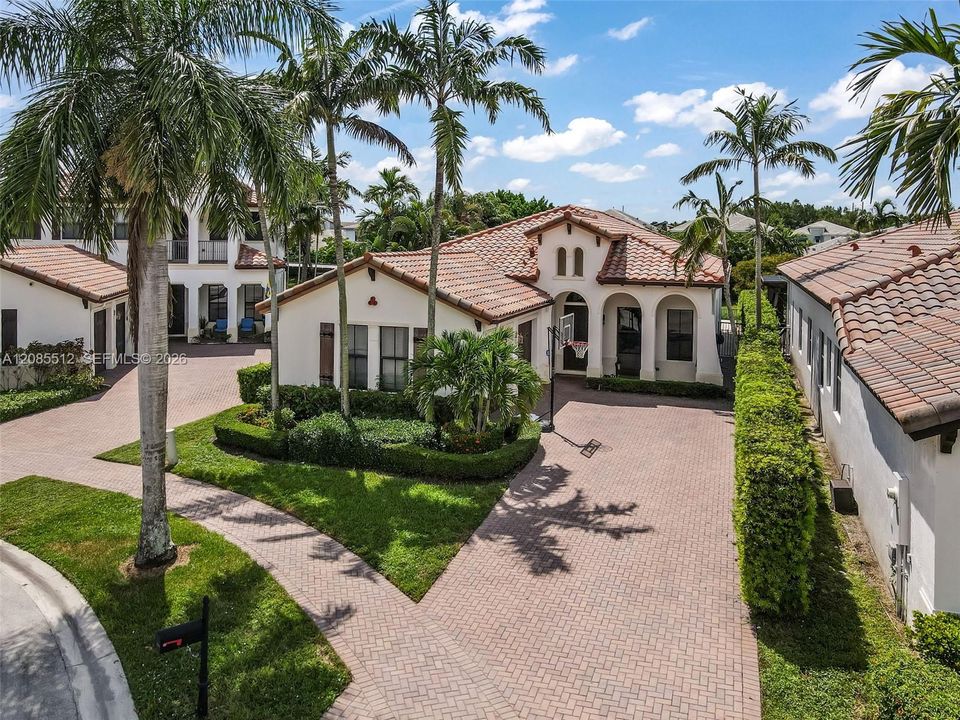 For Sale: $999,999 (3 beds, 3 baths, 2320 Square Feet)