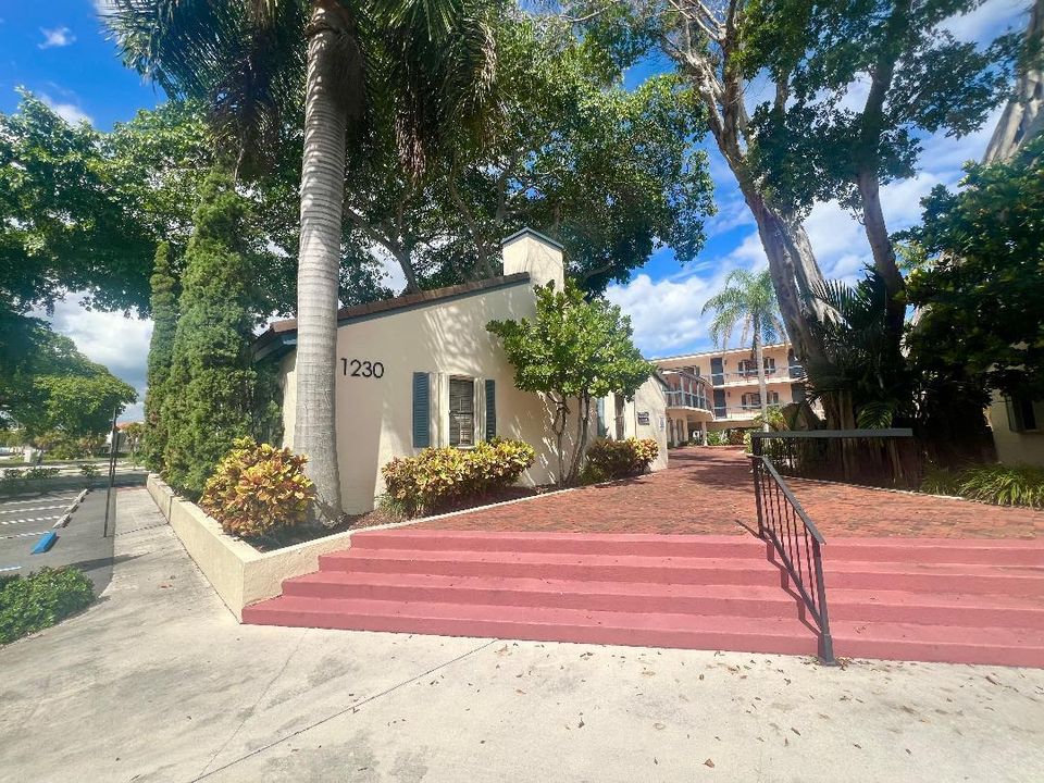 Colonial front steps1