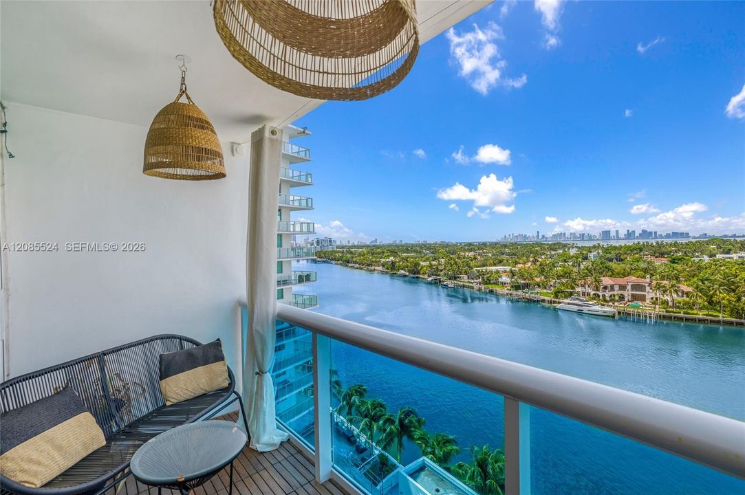 For Sale: $599,000 (2 beds, 2 baths, 1326 Square Feet)