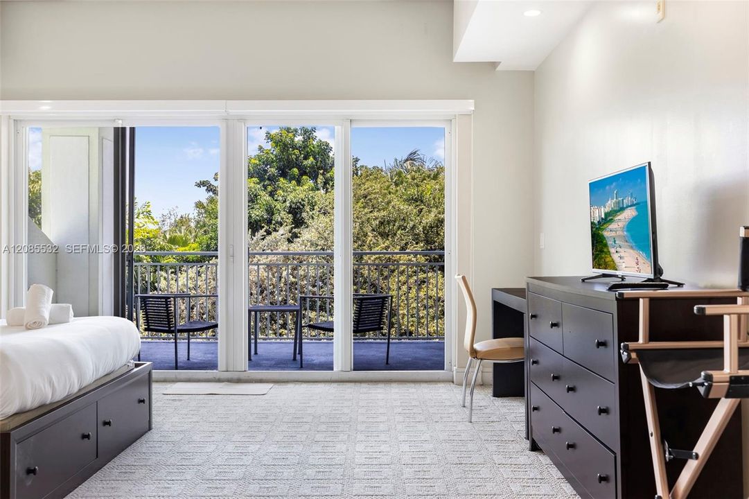 For Sale: $280,000 (3 beds, 4 baths, 2070 Square Feet)